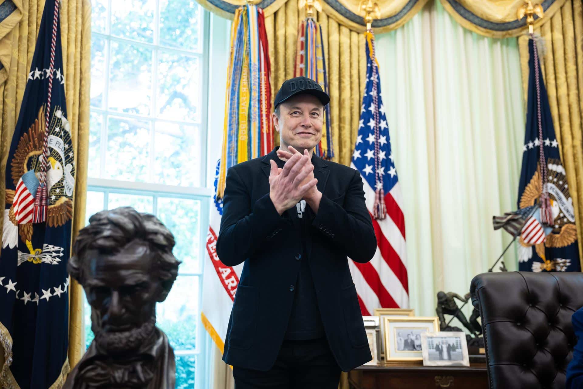 Elon Musk asiste a una conferencia de prensa con el presidente de EE.UU. Trump en el Despacho Oval de la Casa Blanca en Washington, DC, EE.UU., 30 de mayo de 2025. 
EFE/EPA/FRANCIS CHUNG / POOL
