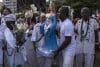 Personas sostienen una figura de Iemanjá durante una ceremonia religiosa este lunes, en Río de Janeiro (Brasil). EFE/André Coelho
