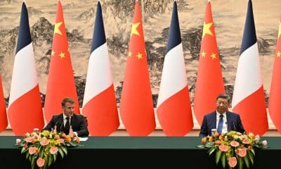 Beijing (China), 04/12/2025.- France’s President Emmanuel Macron (L) speaks next to China’s President Xi Jinping (R) during a joint press conference at the Great Hall of the People in Beijing, China, 04 December 2025. (Francia) EFE/EPA/ADEK BERRY / POOL