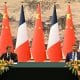 Beijing (China), 04/12/2025.- France’s President Emmanuel Macron (L) speaks next to China’s President Xi Jinping (R) during a joint press conference at the Great Hall of the People in Beijing, China, 04 December 2025. (Francia) EFE/EPA/ADEK BERRY / POOL