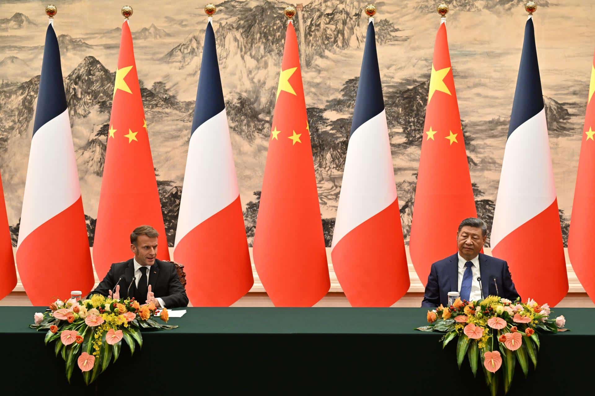 Beijing (China), 04/12/2025.- France’s President Emmanuel Macron (L) speaks next to China’s President Xi Jinping (R) during a joint press conference at the Great Hall of the People in Beijing, China, 04 December 2025. (Francia) EFE/EPA/ADEK BERRY / POOL