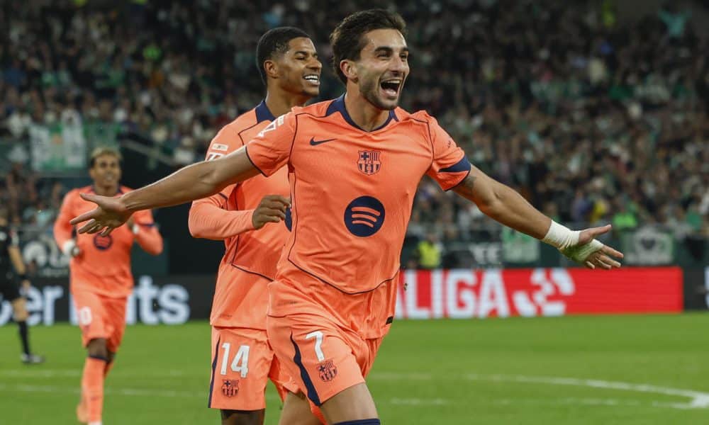 El delantero del Barcelona Ferrán Trorres (d) celebra tras marcar el segundo gol ante el Betis, durante el partido de LaLiga EA Sports que Real Betis y FC Barcelona disputan este sábado en el estadio de La Cartuja, en Sevilla. EFE/Julio Muñoz