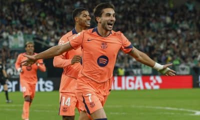 El delantero del Barcelona Ferrán Trorres (d) celebra tras marcar el segundo gol ante el Betis, durante el partido de LaLiga EA Sports que Real Betis y FC Barcelona disputan este sábado en el estadio de La Cartuja, en Sevilla. EFE/Julio Muñoz