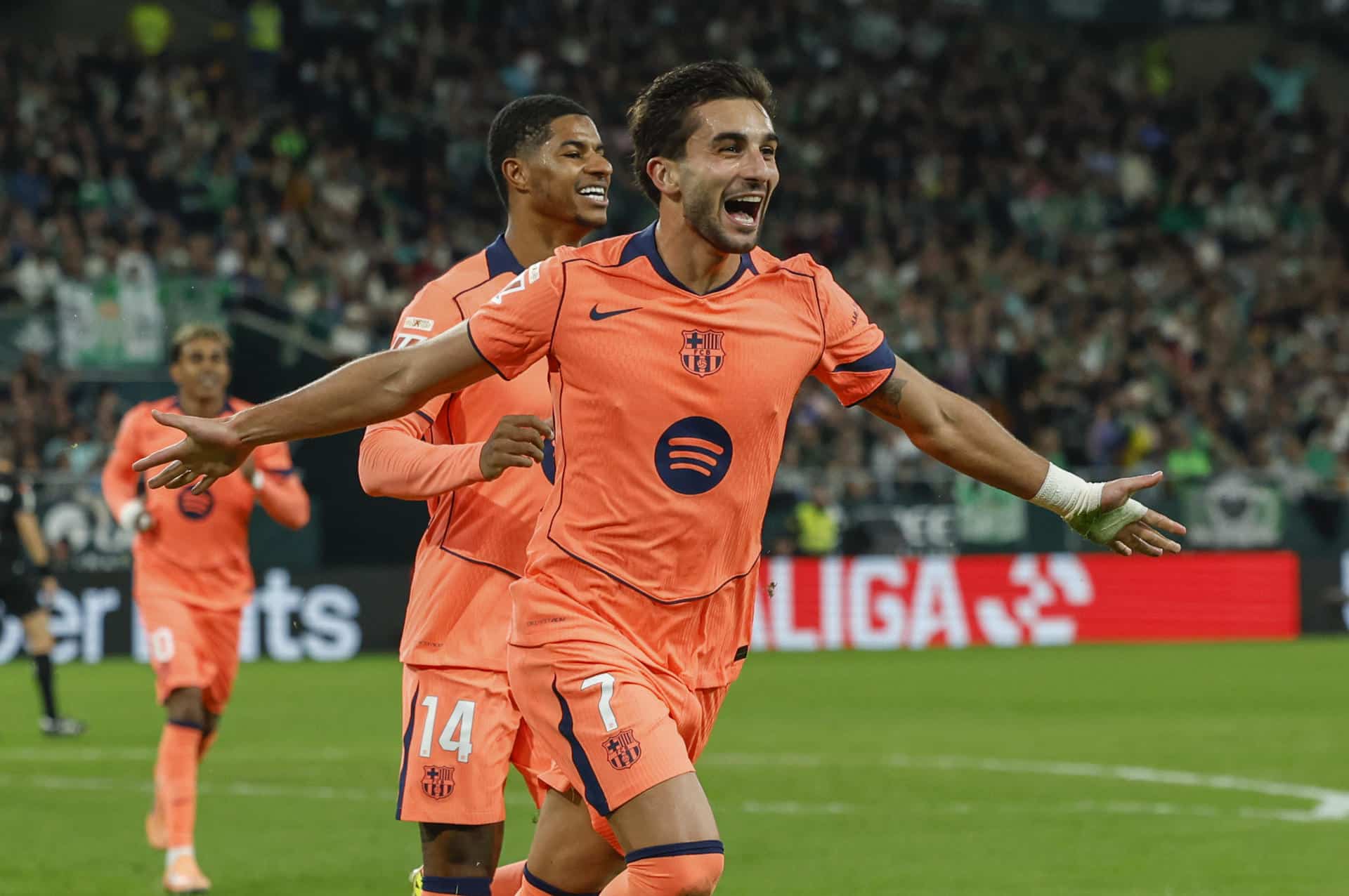 El delantero del Barcelona Ferrán Trorres (d) celebra tras marcar el segundo gol ante el Betis, durante el partido de LaLiga EA Sports que Real Betis y FC Barcelona disputan este sábado en el estadio de La Cartuja, en Sevilla. EFE/Julio Muñoz