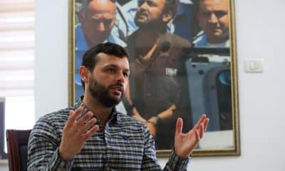 RAMALA (CISJORDANIA), 28/12/2025.- Arab Barghouti, hijo de Marwan Barghouti, símbolo de la resistencia palestina privado de libertad por Israel desde 2002, considera que el presidente estadounidense, Donald Trump, tiene la llave para que el considerado como el "Mandela palestino" salga de prisión y pueda convertirse en interlocutor hacia la solución de los dos Estados. Barghouti, de 35 años, en una entrevista con EFE.desde la oficina de la campaña 'Free Marwan' ('Liberad a Marwan') en Ramala, capital administrativa de la Autoridad Palestina, expreso que "fue genial escuchar al presidente Trump decir que se lo está pensando. Es la forma. Espero que lo haga convencido porque es la vía de avanzar hacia un futuro mejor para esta tierra, con un líder palestino que de verdad represente al pueblo con credibilidad y legitimidad". EFE/Magda Gibelli