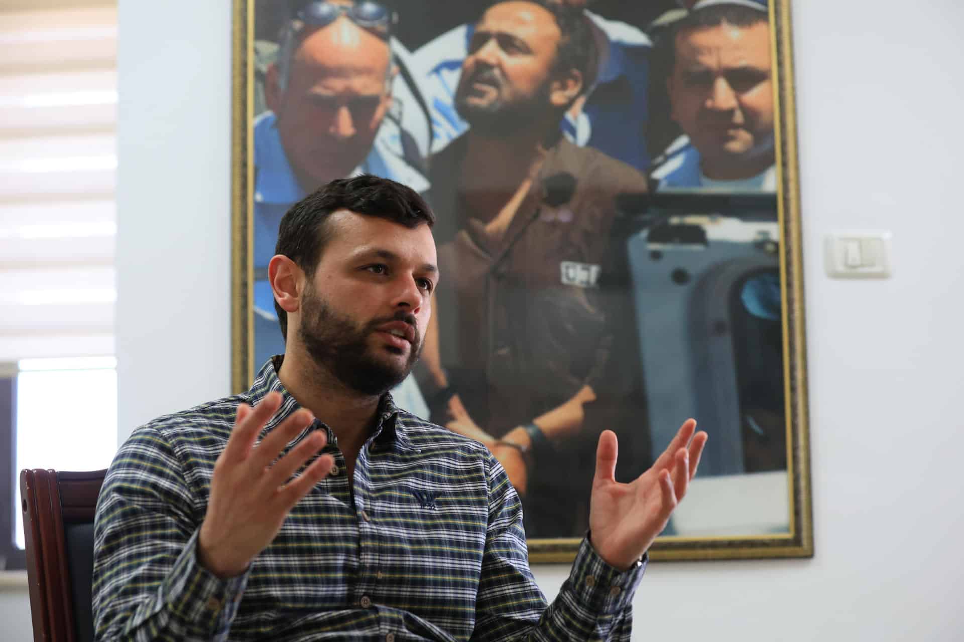 RAMALA (CISJORDANIA), 28/12/2025.- Arab Barghouti, hijo de Marwan Barghouti, símbolo de la resistencia palestina privado de libertad por Israel desde 2002, considera que el presidente estadounidense, Donald Trump, tiene la llave para que el considerado como el "Mandela palestino" salga de prisión y pueda convertirse en interlocutor hacia la solución de los dos Estados. Barghouti, de 35 años, en una entrevista con EFE.desde la oficina de la campaña 'Free Marwan' ('Liberad a Marwan') en Ramala, capital administrativa de la Autoridad Palestina, expreso que "fue genial escuchar al presidente Trump decir que se lo está pensando. Es la forma. Espero que lo haga convencido porque es la vía de avanzar hacia un futuro mejor para esta tierra, con un líder palestino que de verdad represente al pueblo con credibilidad y legitimidad". EFE/Magda Gibelli