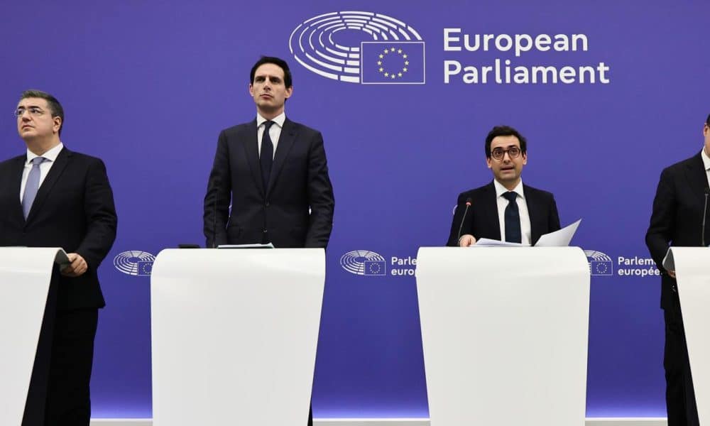 De izda a dcha, este martes: el comisario de Transportes, Apóstolos Tzitzikostas, el comisario europeo de acción climática, Wopke Hoekstra, el vicepresidente de la Comisión Europea responsable de Industria, Stéphane Séjourné y el comisario europeo de Comercio, Valdis Dombrovskis, en Estrasburgo, Francia. EFE/EPA/RONALD WITTEK