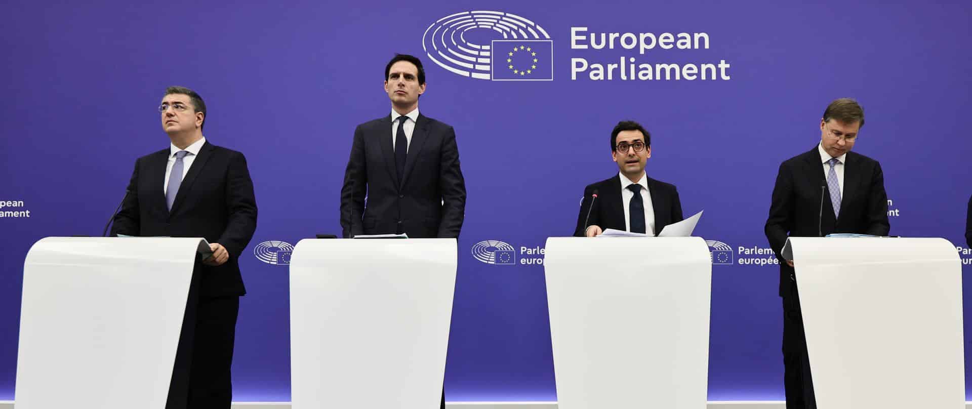 De izda a dcha, este martes: el comisario de Transportes, Apóstolos Tzitzikostas, el comisario europeo de acción climática, Wopke Hoekstra, el vicepresidente de la Comisión Europea responsable de Industria, Stéphane Séjourné y el comisario europeo de Comercio, Valdis Dombrovskis, en Estrasburgo, Francia. EFE/EPA/RONALD WITTEK