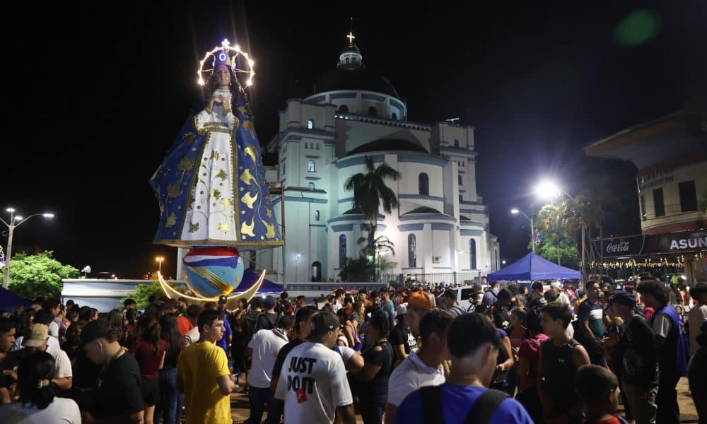 Fotografía del 7 de diciembre que muestra a un grupo de feligreses durante una vigilia en honor a la Virgen de Caacupé, en Caacupé (Paraguay). EFE/ Juan Pablo Pino