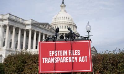 Fotografía de un cartel sobre el caso del pederasta Jeffrey Epstein. EFE/Luke Johnson