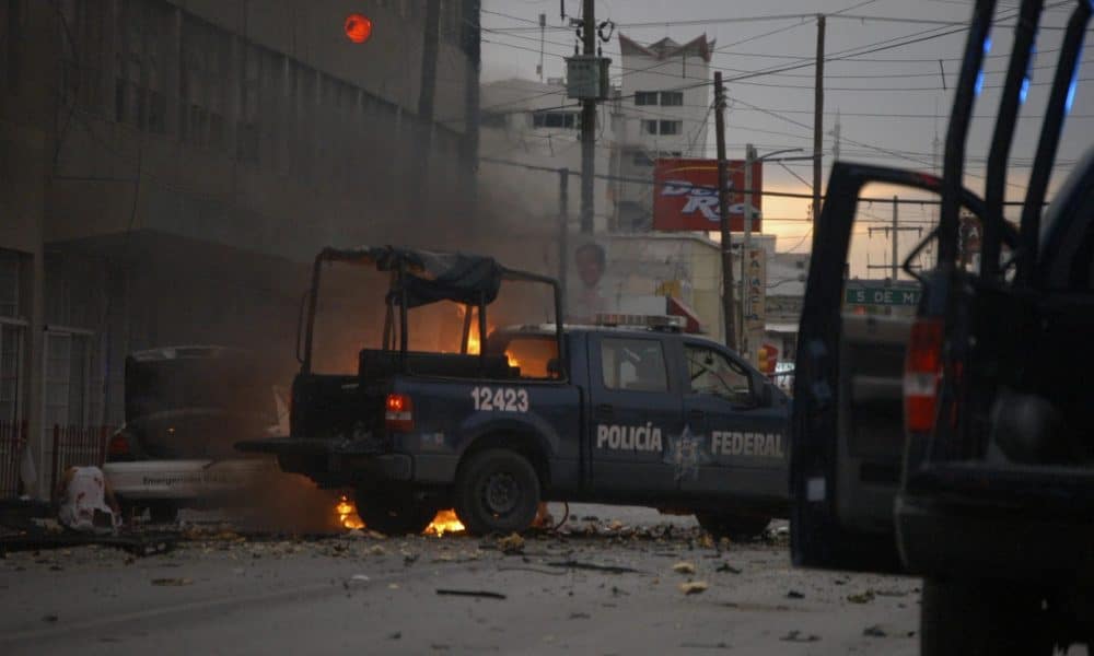 Imagen de archivo de un coche patrula en el sitio donde explotó un coche bomba. EFE/Luis Hinojos
