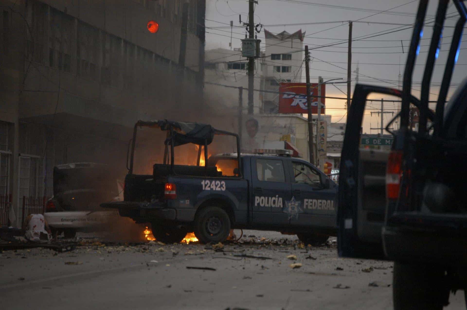 Imagen de archivo de un coche patrula en el sitio donde explotó un coche bomba. EFE/Luis Hinojos