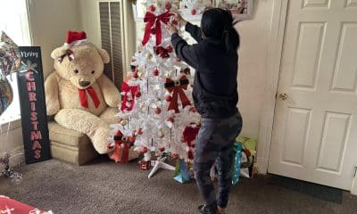 La inmigrante mexicana María Ramos arregla el árbol de Navidad el 17 de diciembre de 2025 en su casa en Tucson, Arizona (EE.UU.) EFE/María León