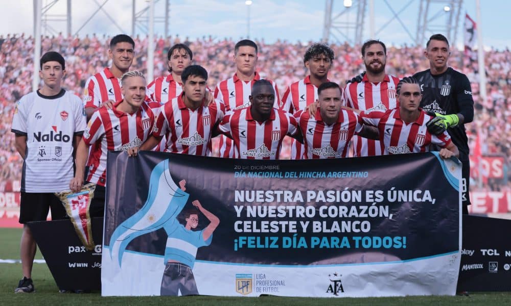 Jugadores de Estudiantes de La Plata posan antes del inicio del partido ante Platense por la final del Trofeo de Campeones en el Estadio Único de San Nicolás, en San Nicolás (Argentina). EFE/Adán González
