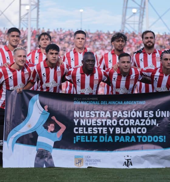 Jugadores de Estudiantes de La Plata posan antes del inicio del partido ante Platense por la final del Trofeo de Campeones en el Estadio Único de San Nicolás, en San Nicolás (Argentina). EFE/Adán González