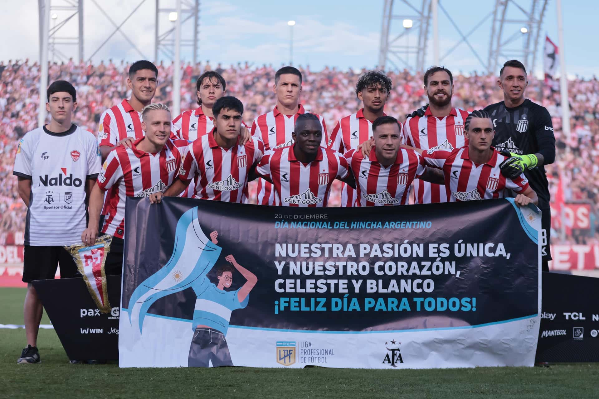 Jugadores de Estudiantes de La Plata posan antes del inicio del partido ante Platense por la final del Trofeo de Campeones en el Estadio Único de San Nicolás, en San Nicolás (Argentina). EFE/Adán González