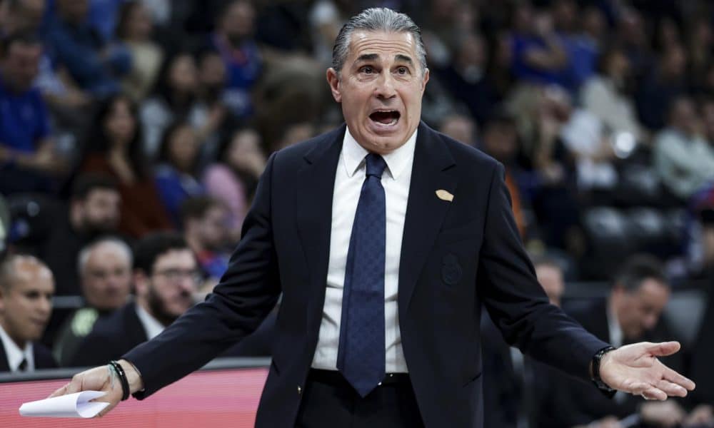 El entrenador del Real Madrid, Sergio Scariolo, durante el partido que su equipo disputó este jueves contra el Anadolu Efes, correspondiente a la Euroliga de baloncesto. EFE/ ERDEM SAHIN