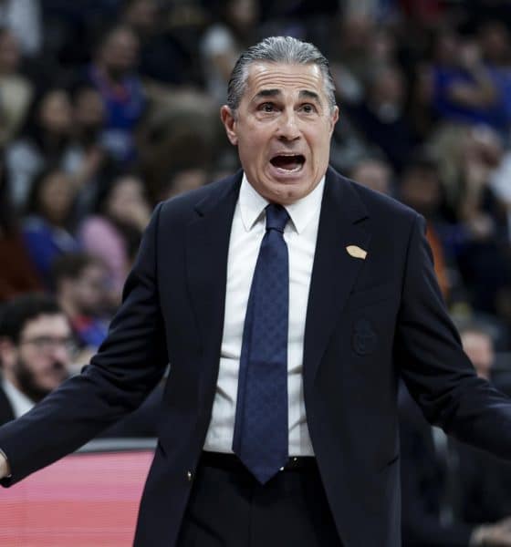 El entrenador del Real Madrid, Sergio Scariolo, durante el partido que su equipo disputó este jueves contra el Anadolu Efes, correspondiente a la Euroliga de baloncesto. EFE/ ERDEM SAHIN