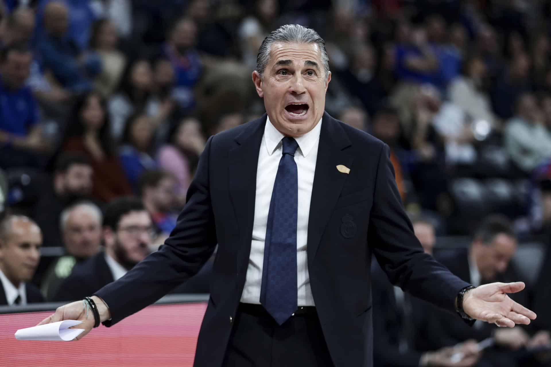 El entrenador del Real Madrid, Sergio Scariolo, durante el partido que su equipo disputó este jueves contra el Anadolu Efes, correspondiente a la Euroliga de baloncesto. EFE/ ERDEM SAHIN