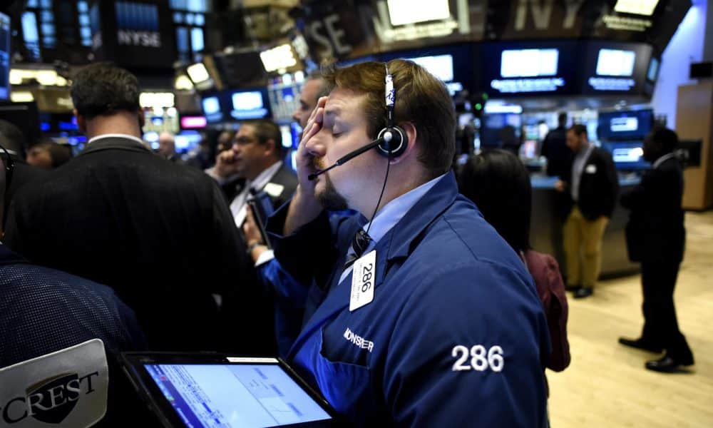 Fotografía de archivo de corredores de bolsa en la Bolsa de Nueva York. EPA/JUSTIN LANE
