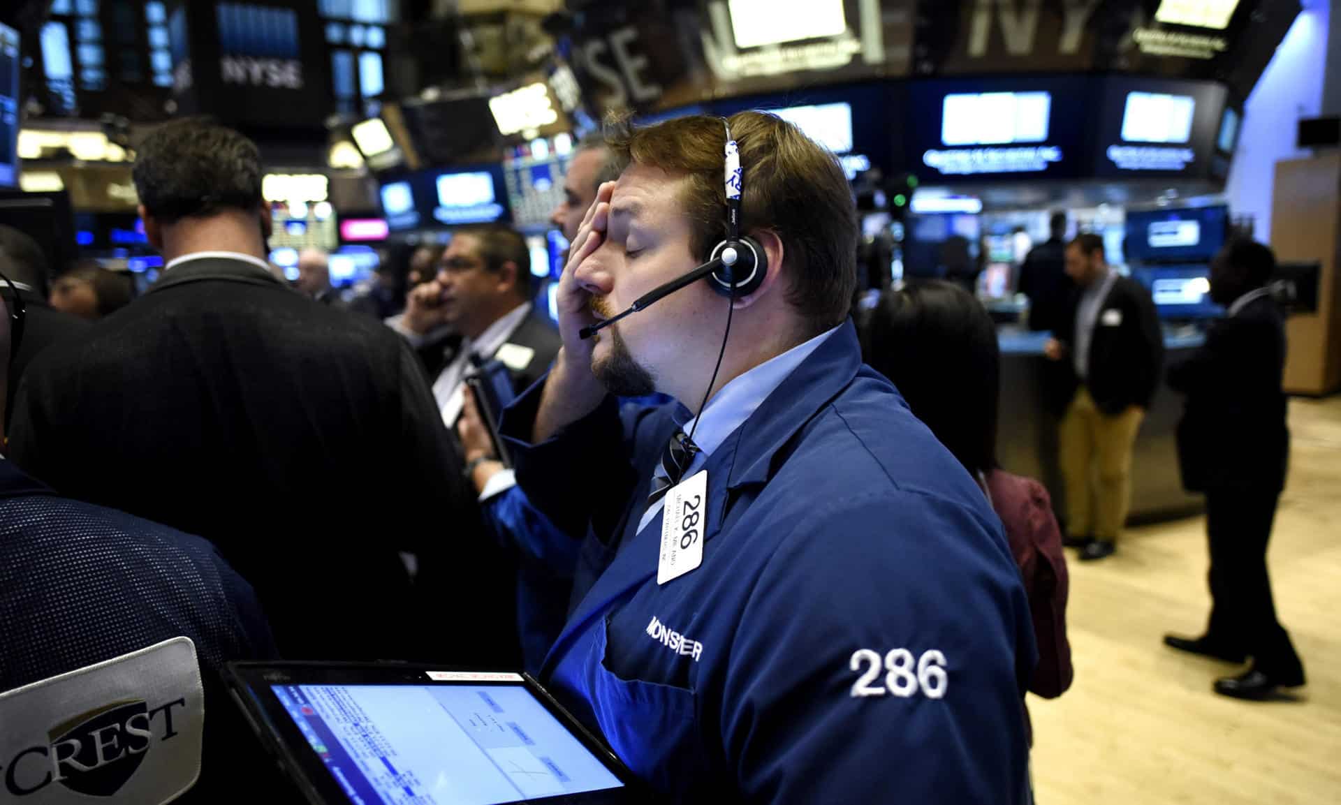 Fotografía de archivo de corredores de bolsa en la Bolsa de Nueva York. EPA/JUSTIN LANE