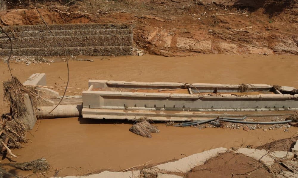 Fotografía que muestra una zona afectada por el desbordamiento de un río este domingo, en El Torno (Bolivia). EFE/ Juan Carlos Torrejón