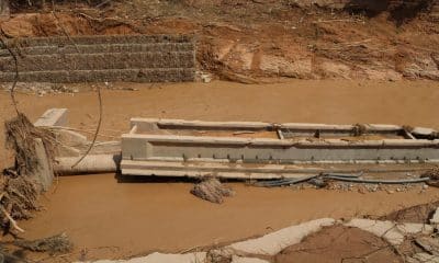 Fotografía que muestra una zona afectada por el desbordamiento de un río este domingo, en El Torno (Bolivia). EFE/ Juan Carlos Torrejón