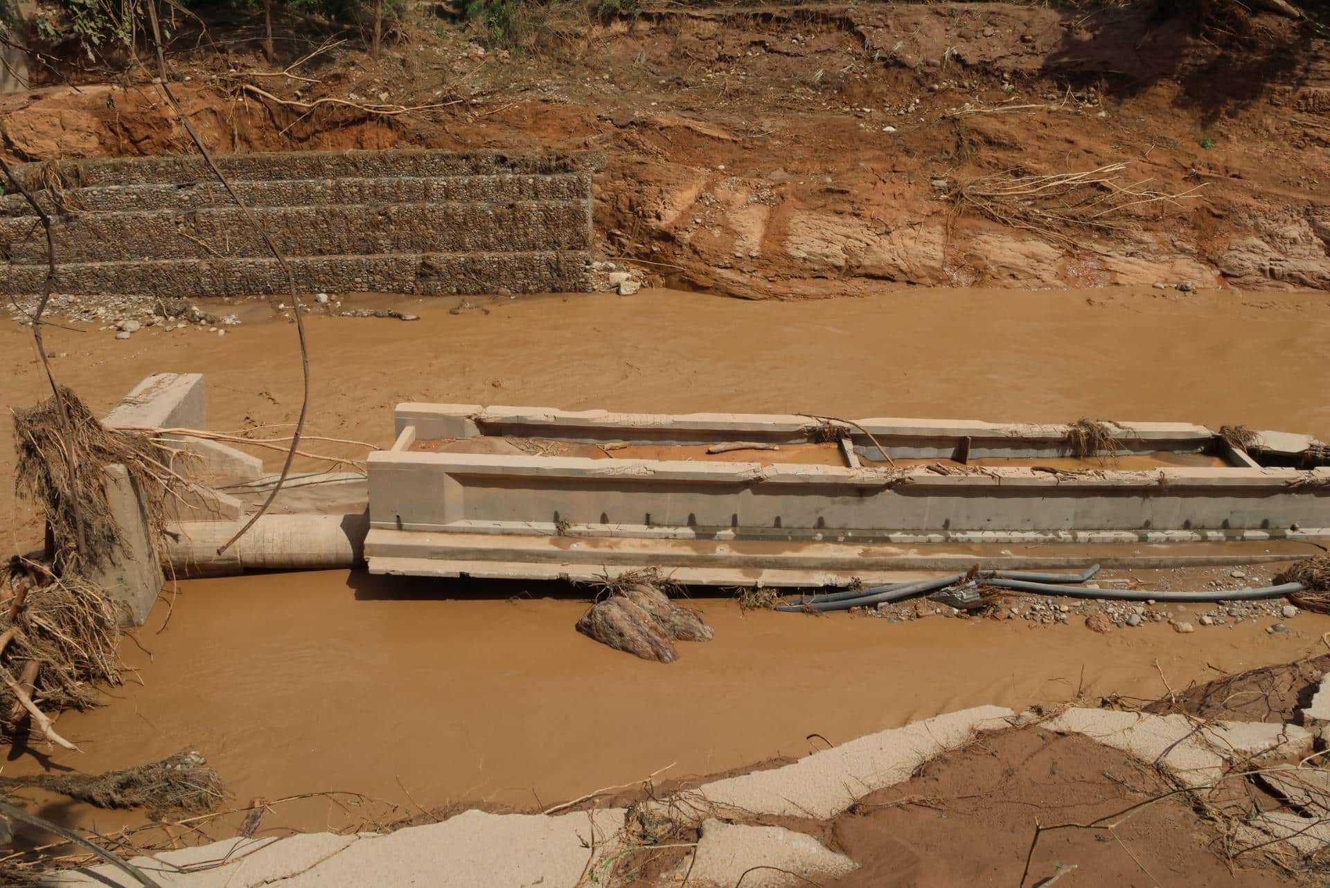 Fotografía que muestra una zona afectada por el desbordamiento de un río este domingo, en El Torno (Bolivia). EFE/ Juan Carlos Torrejón