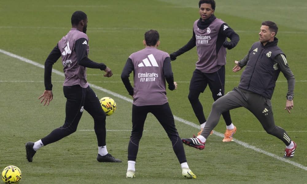 El futbolista del Real Madrid Rodrigo Goes y el entrenador, Xabi Alonso (d), durante un entrenamiento en la víspera de su partido de LaLiga EA Sports contra Sevilla en la Ciudad Deportiva de Valdebebas, Madrid, este viernes. EFE/Sergio Pérez