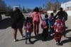 Una familia de migrantes camina hacia el albergue 'Pan de Vida' este miércoles, en Ciudad Juárez, Chihuahua (México). EFE/ Luis Torres

