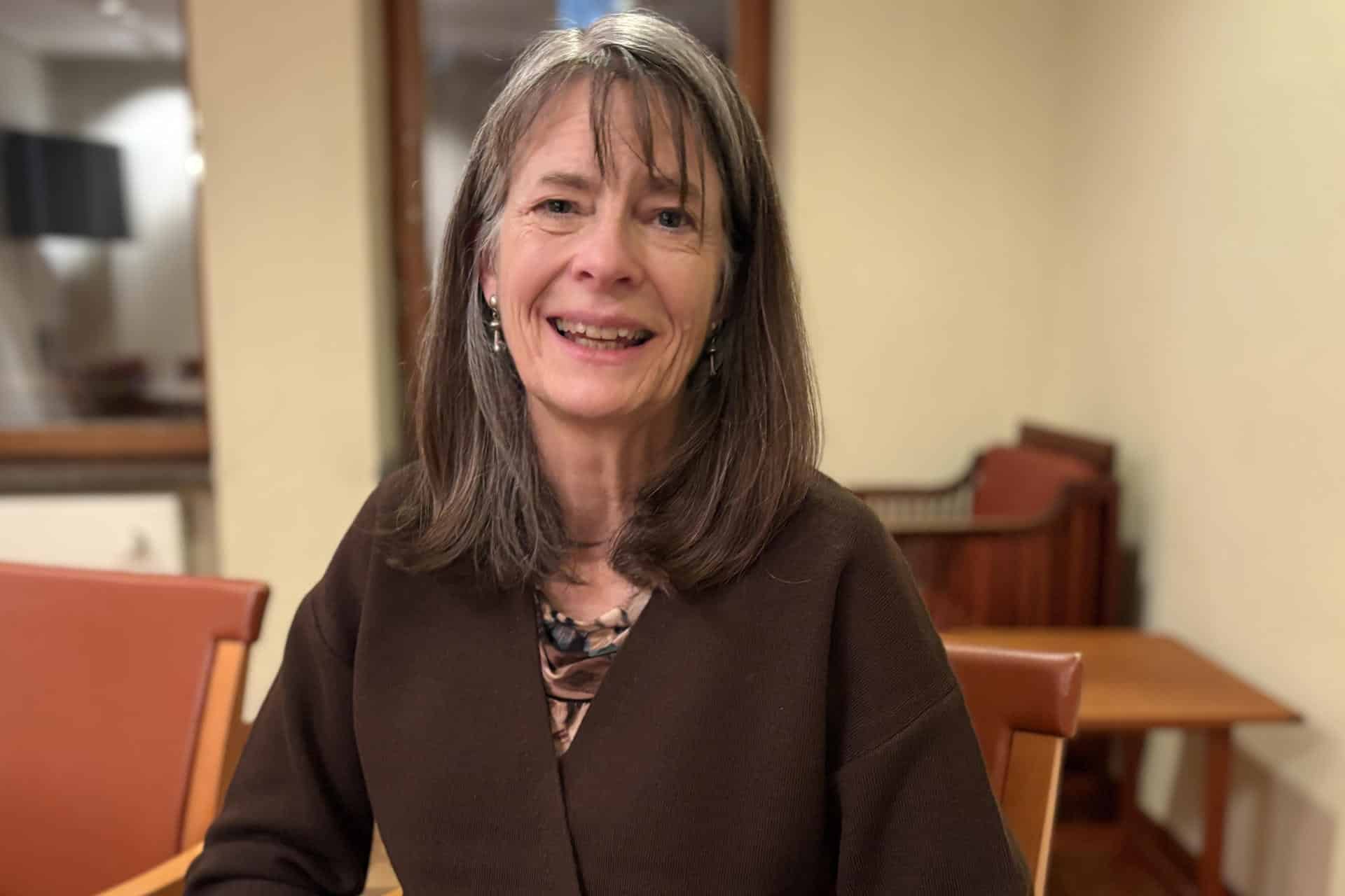 Mary Brunkow, actual encargada de programas de investigación en el Instituto de Biología de Sistemas de Seattle, durante la entrevista concedida a la Agencia EFE. Hace 24 años, Mary Brunkow (Portland, Oregón, 1961) desveló la pieza que faltaba para explicar por qué el sistema inmune, en su misión de protegernos, no daña el cuerpo humano; pero ha necesitado un Premio Nobel para ser consciente de que su descubrimiento ha revolucionado la Medicina. EFE/Caty Arévalo