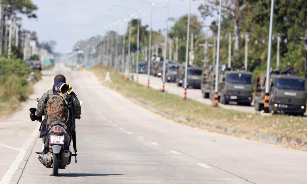 Kab Choeng (Thailand), 12/12/2025.- Fotografía de archivo, que muestra a un soldado tailandés a bordo de una motocicleta cerca de un punto fronterizo con Camboya. EFE/EPA/RUNGROJ YONGRIT