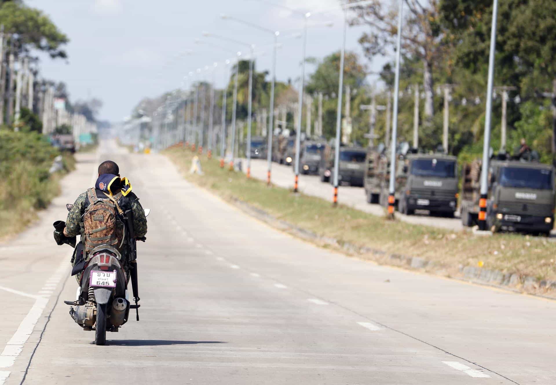 Kab Choeng (Thailand), 12/12/2025.- Fotografía de archivo, que muestra a un soldado tailandés a bordo de una motocicleta cerca de un punto fronterizo con Camboya. EFE/EPA/RUNGROJ YONGRIT