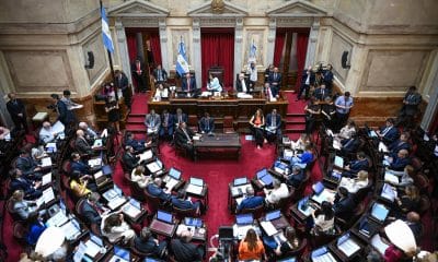 Fotografía cedida por el Senado de Argentina que muestra a parlamentarios asistiendo a una sesión este jueves, en Buenos Aires (Argentina).EFE/ Charly Diaz Azcue/ Senado