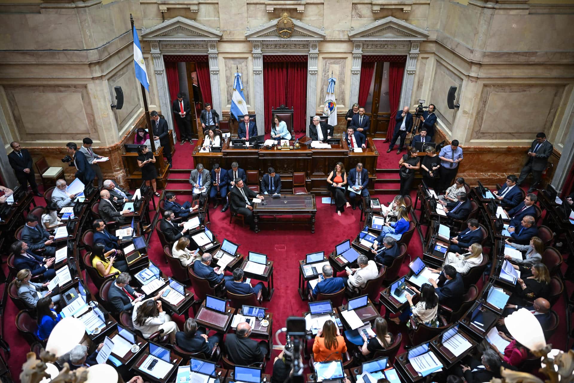 Fotografía cedida por el Senado de Argentina que muestra a parlamentarios asistiendo a una sesión este jueves, en Buenos Aires (Argentina).EFE/ Charly Diaz Azcue/ Senado