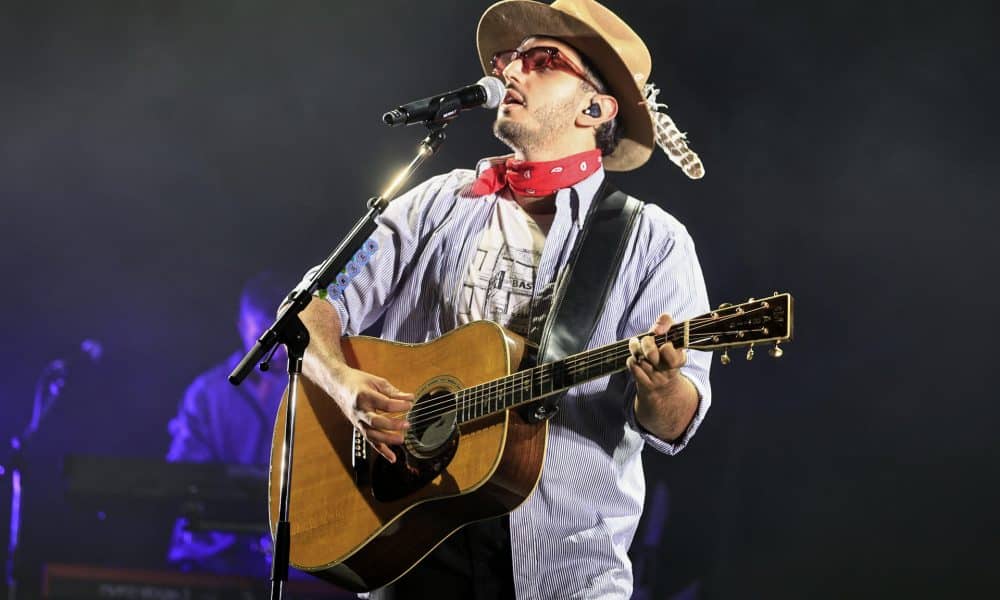 Juan Pablo Isaza de la banda colombiana Morat se presenta como parte de su gira 'Asuntos Pendientes' este sábado, en San Juan (Puerto Rico). EFE/ Thais Llorca