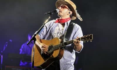 Juan Pablo Isaza de la banda colombiana Morat se presenta como parte de su gira 'Asuntos Pendientes' este sábado, en San Juan (Puerto Rico). EFE/ Thais Llorca