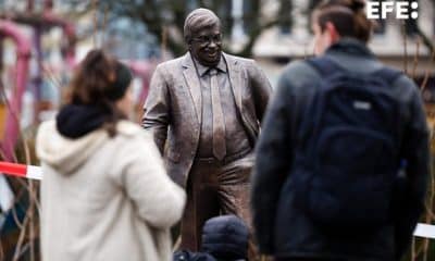 Un memorial muestra una estatua del político del CDU Walter Luebcke asesinado frente a la sede del partido Unión Demócrata Cristiana (CDU) en Berlín, Alemania, 02 de diciembre de 2025. El grupo activista Centro para la Belleza Política anunció la instalación del Memorial Walter Luebcke directamente frente a la sede del partido Unión Demócrata Cristiana (CDU) en Berlín. El memorial tiene como objetivo servir como recordatorio contra la normalización del partido de extrema derecha Alternativa para Alemania (AfD). El político del CDU de Hesse Walter Luebcke fue asesinado en 2019 por un extremista de derecha. (Alemania) EFE/EPA/CLEMENS BILAN