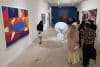 Personas visitan una exposición este lunes, durante el 'Miami Art Week´ en Miami (Estados Unidos). Miami se transforma en un centro cultural del mundo con el comienzo de la Semana del Arte de Miami, en la que convergen cerca de 20 ferias artísticas y más de 1.200 galerías. EFE/ Alberto Boal
