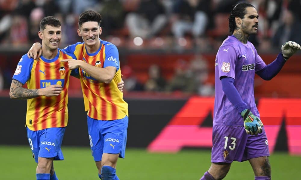 Los jugadores del Valencia, Dani Raba (i) y Pepelu, celebran el segundo gol de su equipo durante el partido de dieciseisavos de final de la Copa del Rey que Sporting de Gijón y Valencia CF disputaron en el estadio de El Molinón, en Gijón. EFE/Eloy Alonso