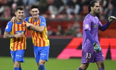 Los jugadores del Valencia, Dani Raba (i) y Pepelu, celebran el segundo gol de su equipo durante el partido de dieciseisavos de final de la Copa del Rey que Sporting de Gijón y Valencia CF disputaron en el estadio de El Molinón, en Gijón. EFE/Eloy Alonso