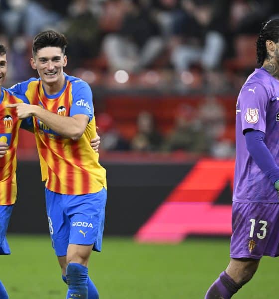 Los jugadores del Valencia, Dani Raba (i) y Pepelu, celebran el segundo gol de su equipo durante el partido de dieciseisavos de final de la Copa del Rey que Sporting de Gijón y Valencia CF disputaron en el estadio de El Molinón, en Gijón. EFE/Eloy Alonso