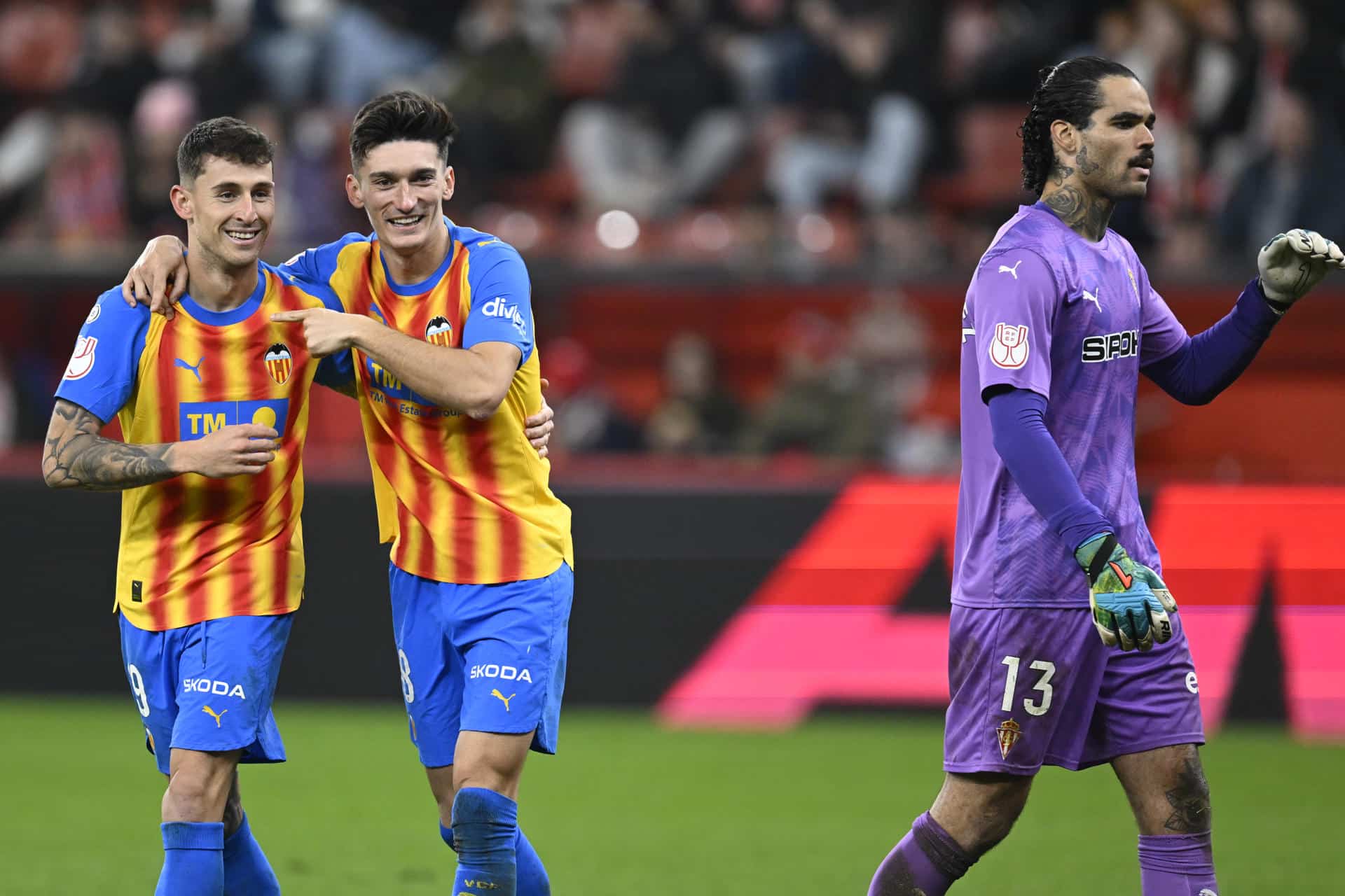 Los jugadores del Valencia, Dani Raba (i) y Pepelu, celebran el segundo gol de su equipo durante el partido de dieciseisavos de final de la Copa del Rey que Sporting de Gijón y Valencia CF disputaron en el estadio de El Molinón, en Gijón. EFE/Eloy Alonso