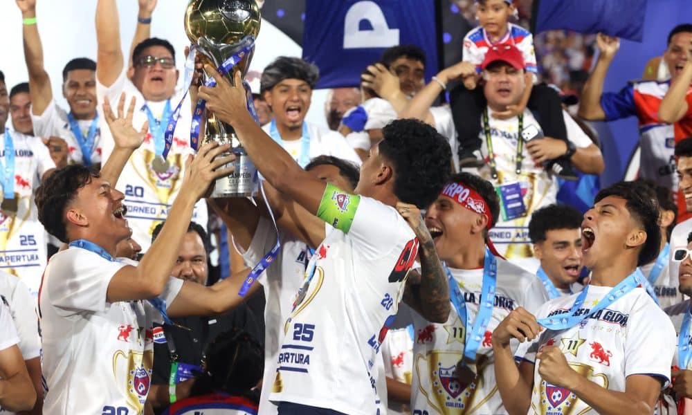 Jugadores del Firpo celebran con el trofeo este sábado al ganar la final de la Liga Mayor ante Alianza Fútbol Club, en el Estadio Jorge 'El Mágico' González, en San Salvador. EFE/ Javier Aparicio