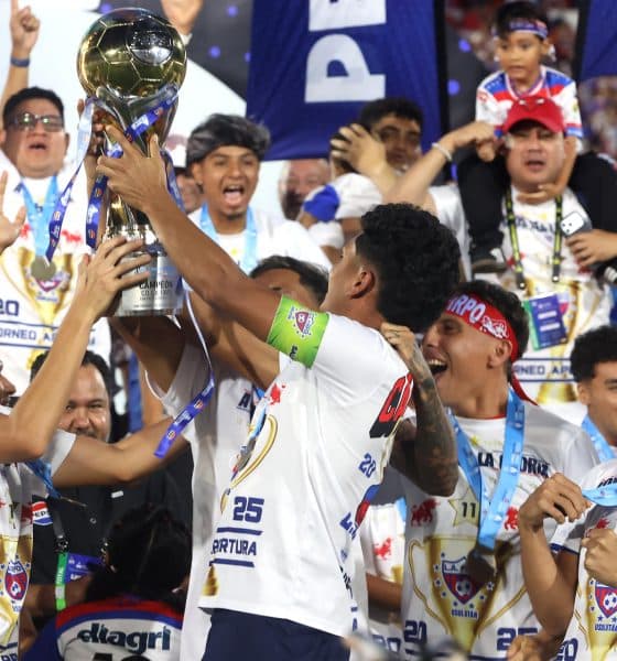 Jugadores del Firpo celebran con el trofeo este sábado al ganar la final de la Liga Mayor ante Alianza Fútbol Club, en el Estadio Jorge 'El Mágico' González, en San Salvador. EFE/ Javier Aparicio