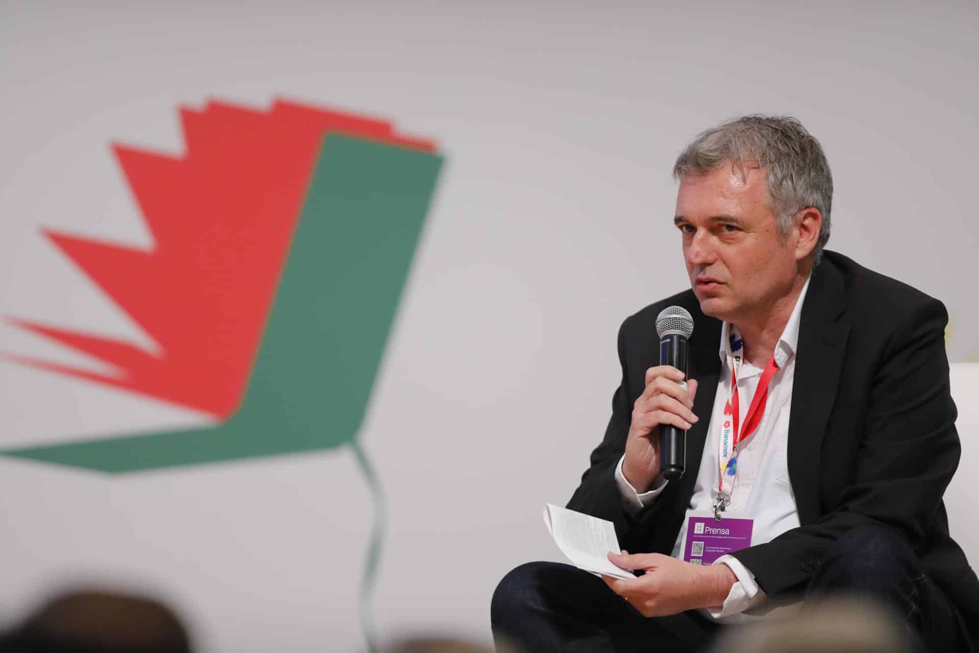 El escritor español, Xavi Ayén participa en un conversatorio en el marco de la 39 edición de la Feria Internacional del Libro de Guadalajara (FIL), en Guadalajara, Jalisco (México). EFE/Francisco Guasco