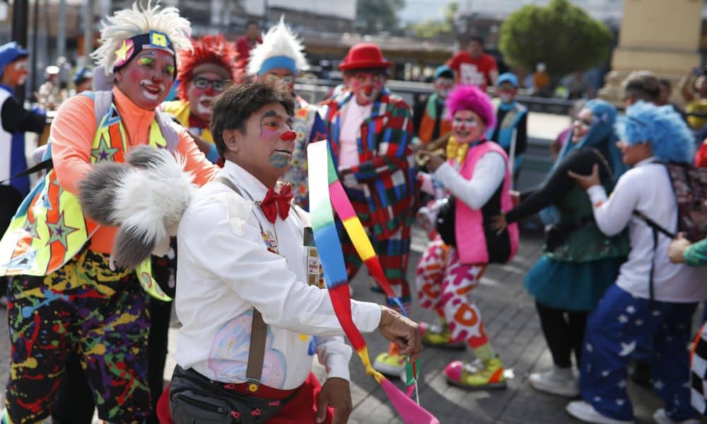 Personas vestidas como payaso participan en la celebración del Día del Payaso Salvadoreño este miércoles, en San Salvador (El Salvador). EFE/ Rodrigo Sura