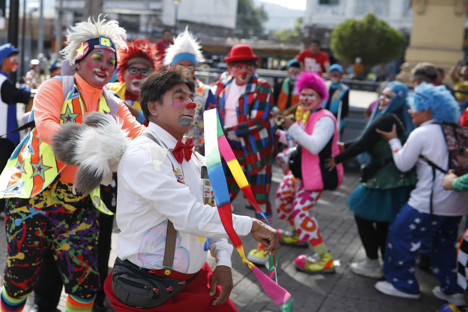 Personas vestidas como payaso participan en la celebración del Día del Payaso Salvadoreño este miércoles, en San Salvador (El Salvador). EFE/ Rodrigo Sura