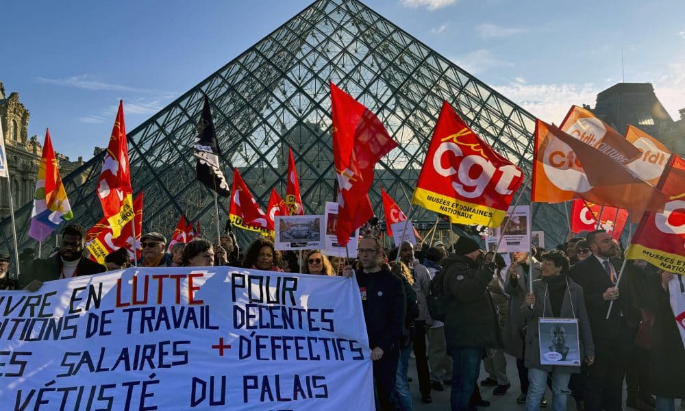 Movilizaciones sindicales ante el Museo del Louvre. EFE/ Edgar Sapiña Manchado.