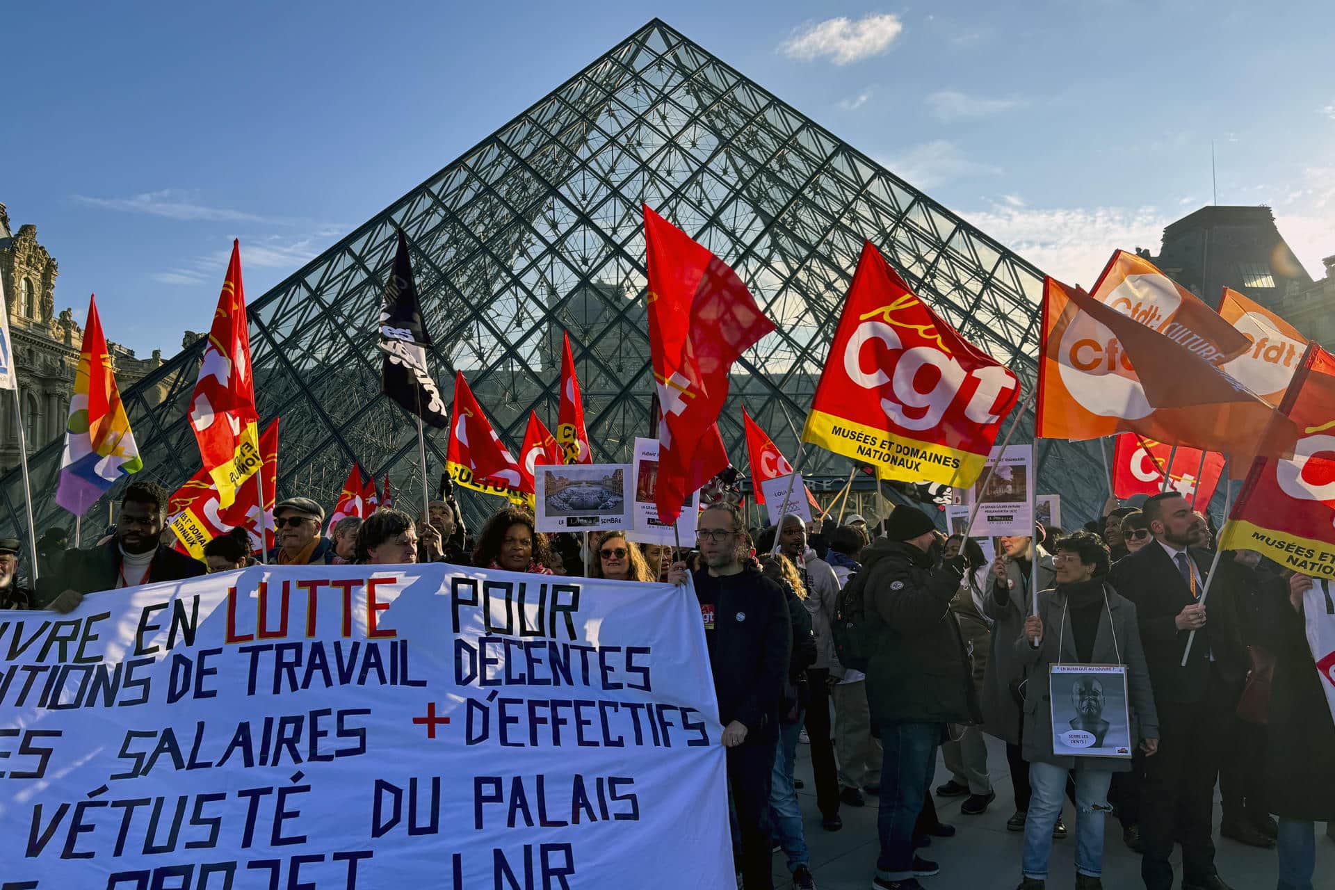 Movilizaciones sindicales ante el Museo del Louvre. EFE/ Edgar Sapiña Manchado.